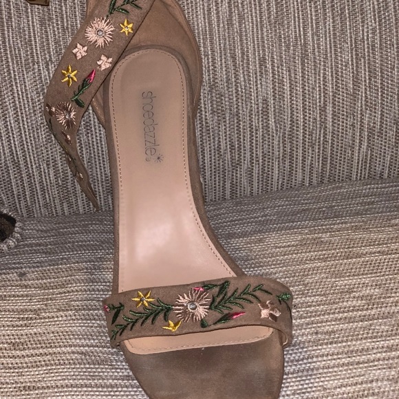 Designed block heel - Picture 2 of 6